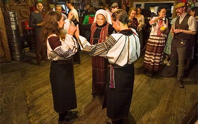 Trzy kultury przy wspólnej muzyce i tańcu