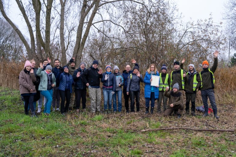 Zrównoważony rozwój i sadzenie drzew - zdjęcie grupowe z akcji