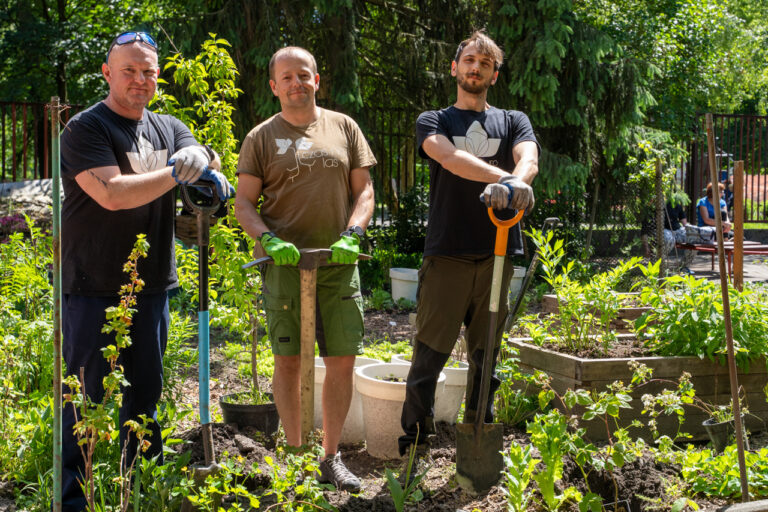 Sadzenie krzewów na terenie SOSW 4 Kraków - zespół fundacji w trakcie sadzenia