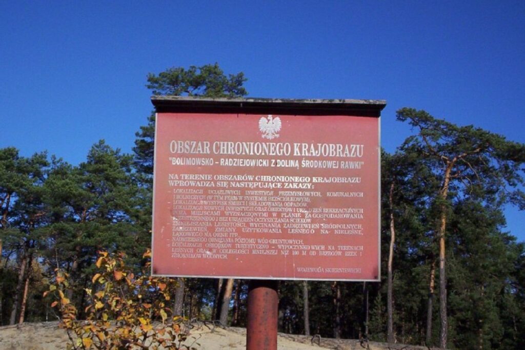 obszar chronionego krajobrazu bolimowsko-radziejowicki z doliną środowej rawki - widok na tablice infromacyjną